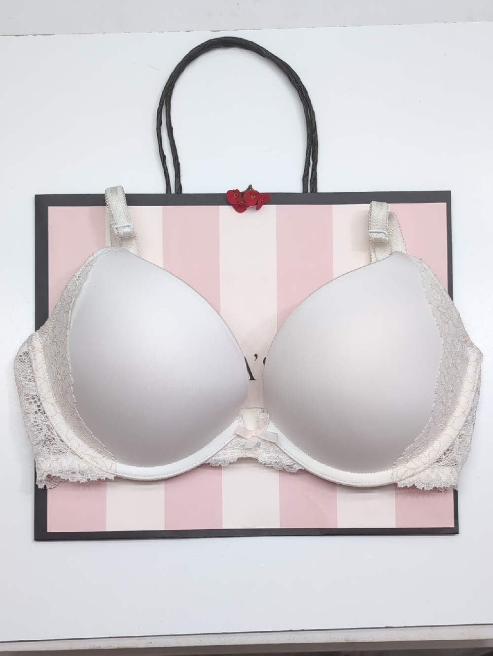 Victoria's Secret Light Ivory Lace Trim T-ShirtBra Dream Angels Push Up Size 32D